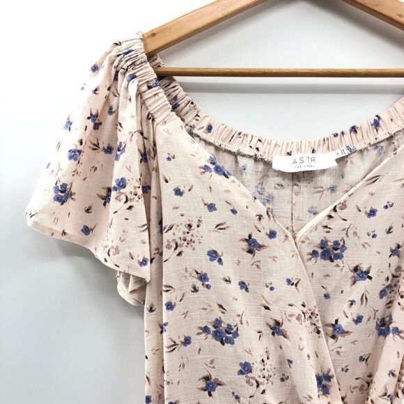 ASTR THE LABEL‎ Flutter Sleeve Faux Wrap Top PERIWINKLE FLORAL M - Picture 3 of 9